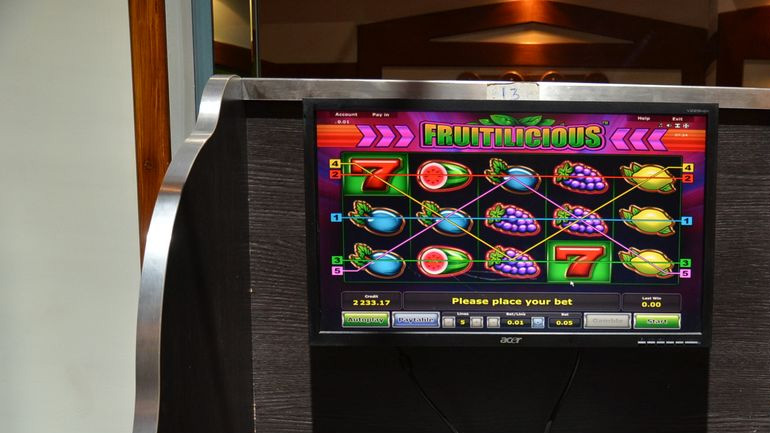 Εντοπίστηκε κατάστημα όπου διεξάγονταν παράνομα τυχερά παιχνίδια