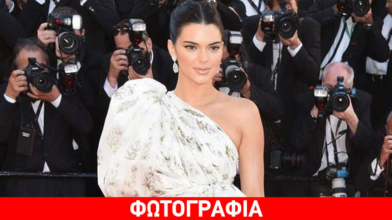 Kendall Jenner: Με κάλτσες και πέδιλα στο κόκκινο χαλί των Καννών