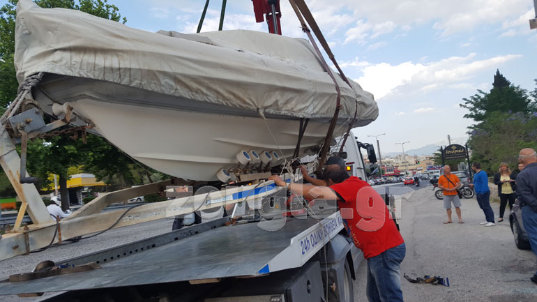 Η βάρκα μεταφέρεται με γερανό