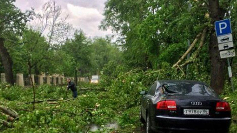 Ρωσία: 16  νεκροί από τη φονική καταιγίδα – 2.000 αυτοκίνητα υπέστησαν ζημιές