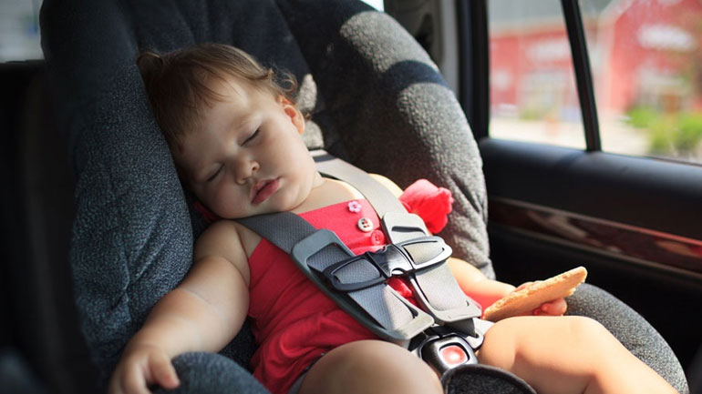 Γιατί το παιδί δεν πρέπει να κοιμάται στο κάθισμα του αυτοκινήτου