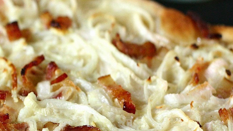 Πίτσα με κρεμμύδια και μπέικον