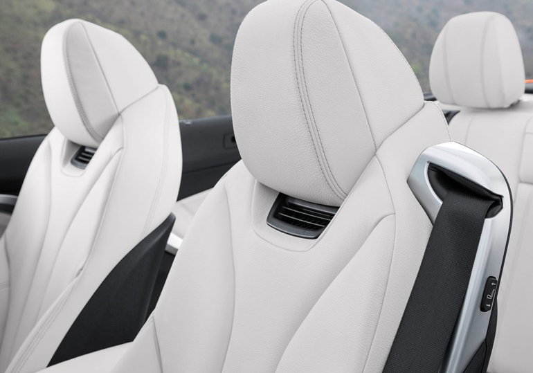 Τα καθίσματα εφοδιάζονται με ειδικό σύστημα παροχής αέρα...