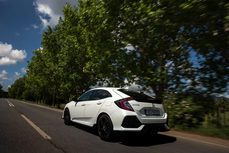 Το 'πάτημα' του Civic είναι υποδειγματικό για την κατηγορία του. Το καταλαβαίνεις όταν το οδηγείς στους... περίφημους επαρχιακούς δρόμους