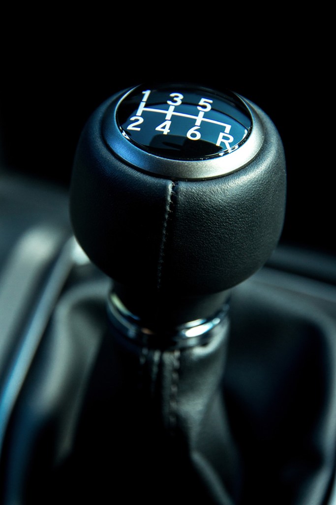 Το νέο Civic είναι διαθέσιμο με μηχανικό κιβώτιο 6 σχέσεων και με αυτόματο τύπου CVT