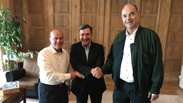 Ο Γ. Καμίνης τιμά τους Μίμη Δομάζο και Αντώνη Αντωνιάδη