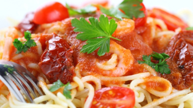 Μεσογειακή μακαρονάδα με λιαστές ντομάτες και κρασί