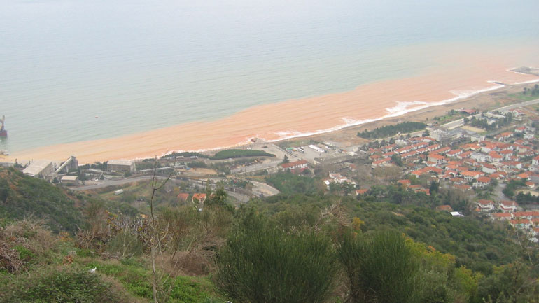 Χαλκιδική: Αφαιρέθηκε η γαλάζια σημαία από την παραλία Στρατωνίου