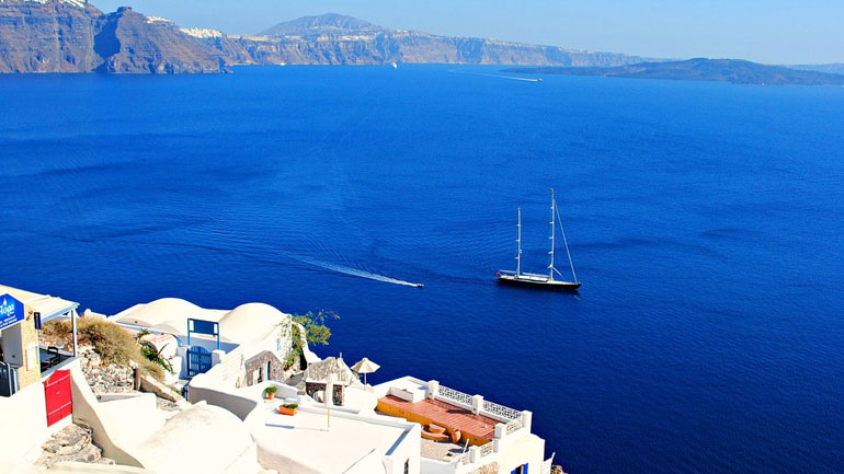 «Kaló taxídi!» εύχεται ο Economist, προβλέποντας νέο ρεκόρ αφίξεων σε ελληνικούς τουριστικούς προορισμούς