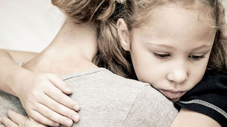 Φράσεις που βοηθούν το παιδί να διαχειριστεί τη λύπη