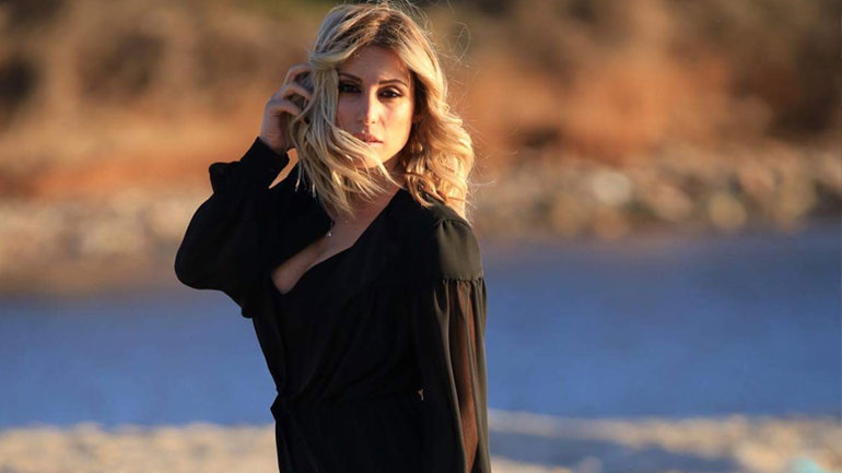 Η Μαρία Καρλάκη πάει Μύκονο