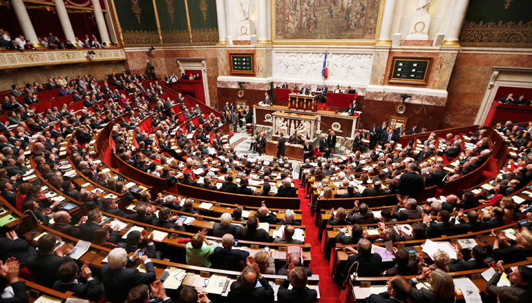 Στη Γαλλία θα απαγορεύσουν σε υπουργούς – βουλευτές να προσλαμβάνουν συγγενείς τους