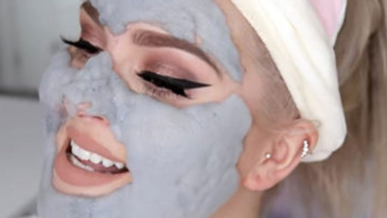 Η αγαπημένη μάσκα προσώπου που γίνεται αφρός τώρα και στην Ελλάδα!