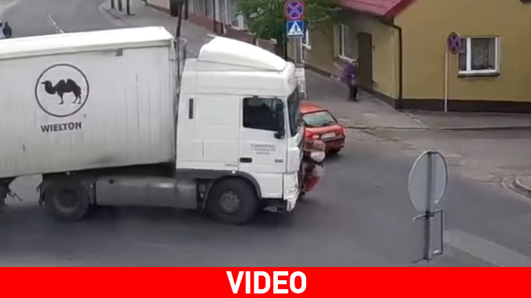 Την παρασύρει νταλίκα και γλυτώνει!