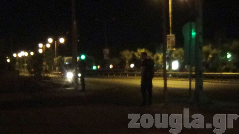 Αστυνομικοί στην είσοδο του πρώην αεροδρομίου