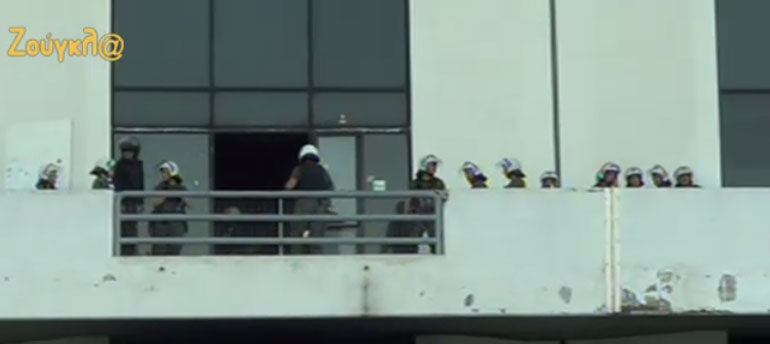 Άνδρες των ΜΑΤ μπαίνουν στα κτήρια