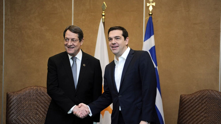 Οι τριμερείς συνομιλίες για το Κυπριακό στο επίκεντρο της τηλεφωνικής συνομιλίας Αναστασιάδη-Τσίπρα