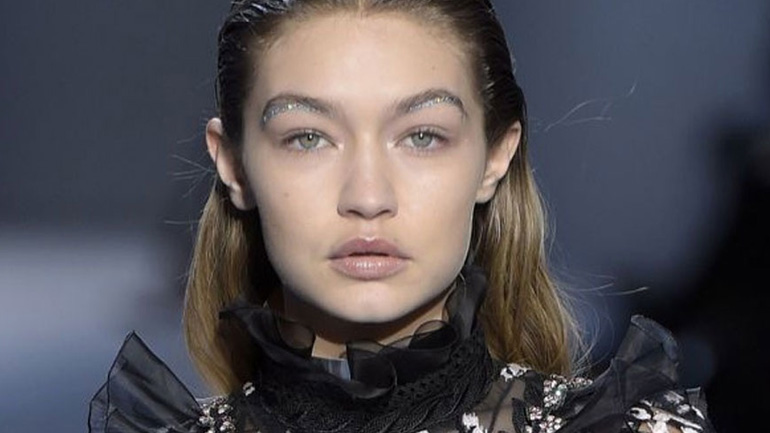 H beauty editor του govastileto.gr σας προκαλεί να δοκιμάσετε το glitter στα φρύδια