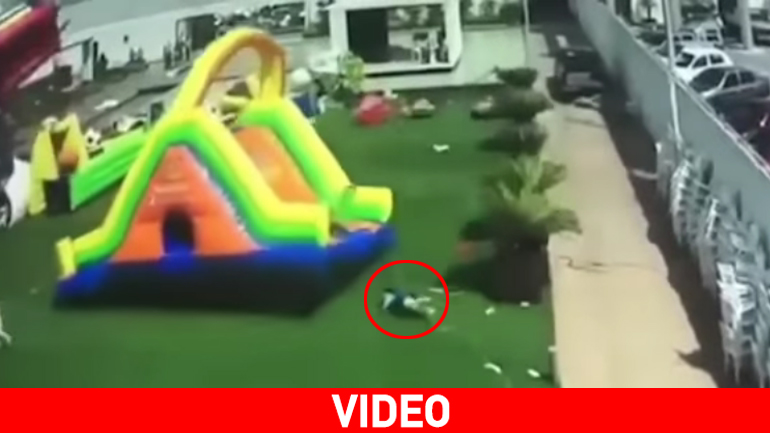 Τρόμος στο Μεξικό – Άνεμος σηκώνει στον αέρα φουσκωτά παιχνίδια μαζί με παιδιά!