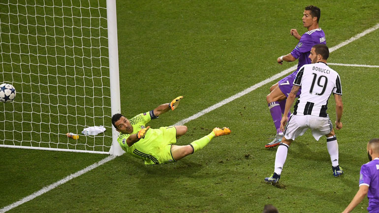 O Mπουφον βλέπει την μπάλα του να κυλά αργά και βασανιστικά προς τα δίχτυα του