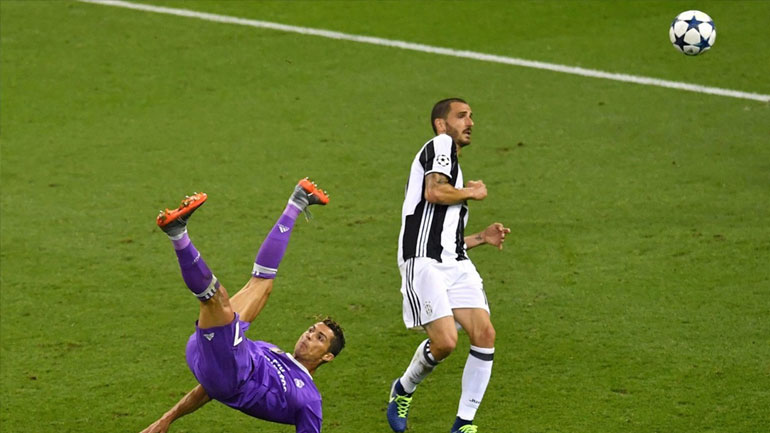 O Πορτογάλος αστέρας της Ρεάλ προσπαθεί να σκοράρει με ανάποδο ψαλίδι