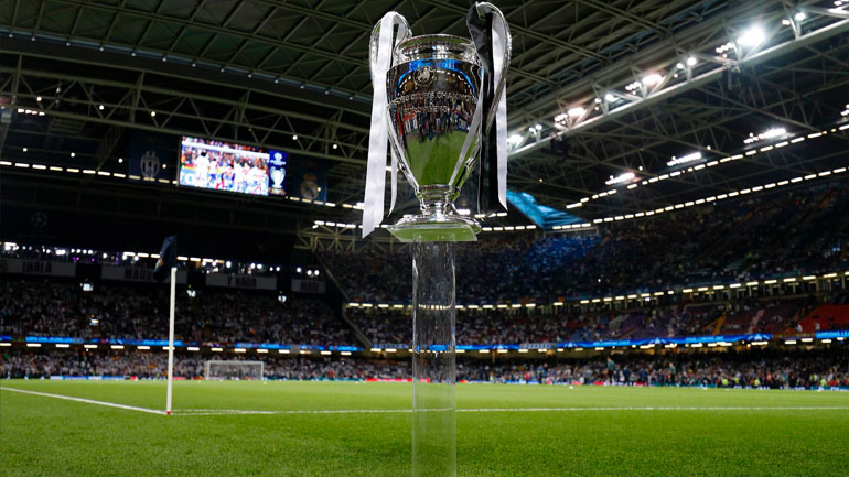 To βαρύτιμο τρόπαιο με φόντο τον αγωνιστικό χώρο του γηπέδου