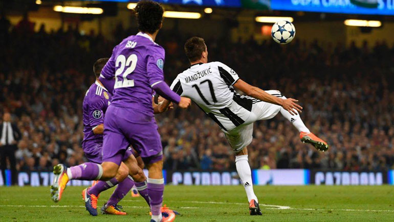 To γυριστό σουτ του Μάντζουκιτς με το οποίο οι Ιταλοί ισοφάρισαν σε 1-1