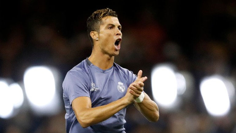 Ο Ρονάλντο χειροκροτεί τους φίλους της ομάδας του