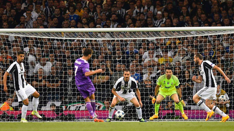 O Ρονάλντο εκτελεί και αναγκάζει τον Μπουφόν να μαζέψει την μπάλα από τα δίχτυα του