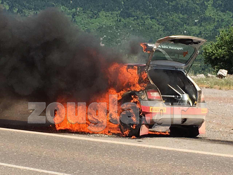Το Skoda Fabia των Gryazin - Fedorov έχει πάρει φωτιά. Σύμφωνα με τις εκτιμήσεις η φωτιά εκδηλώθηκε από το ντεπόζιτο της βενζίνης (αναμένουμε την επίσημη ανακοίνωση της διοργάνωσης) 
