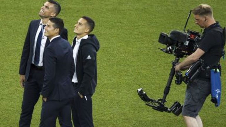 H αναγνωριστική βόλτα των παικτών της Ρεάλ στον αγωνιστικό χώρο