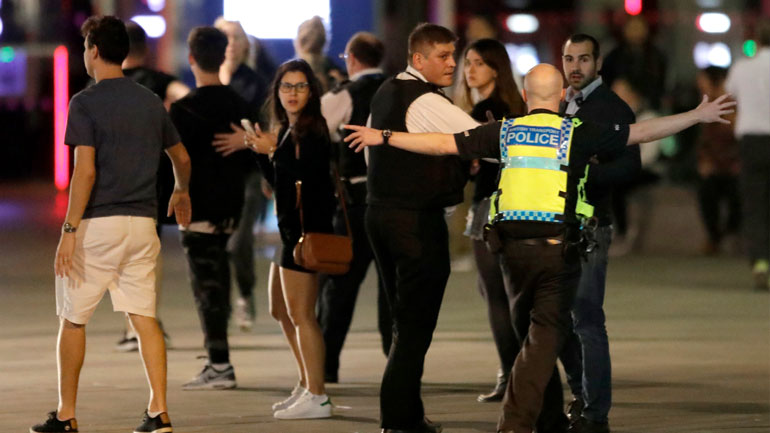 Οι αστυνομικοί προσπαθούν να απομακρύνουν τον κόσμο