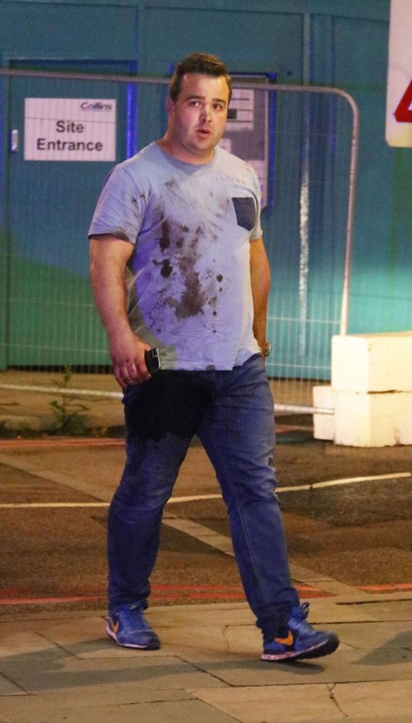 Τραυματισμένος πολίτης περπατά στη Γέφυρα του Λονδίνου αφού πρώτα έχει βοηθήσει συμπολίτες του να μεταφερθούν με ασθενοφόρα σε νοσοκομεία