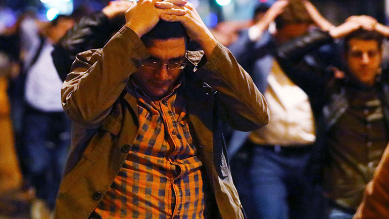 Ο κόσμος προσπαθεί να απομακρυνθεί από το σημείο