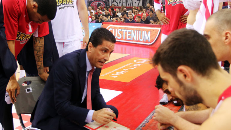 Ο Σφαιρόπουλος δίνει οδηγίες στους παίκτες του