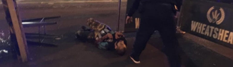 Στις φωτογραφίες που δημοσιεύει η Daily Mail φαίνεται να δείχνει τους υπόπτους που βρίσκονται νεκροί στο έδαφος έξω από το Pub Wheatsheaf στην Borough Market