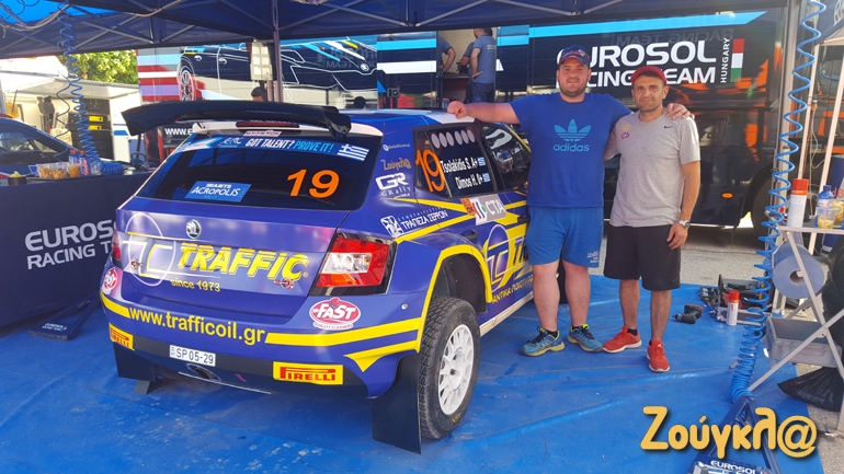 Αναμνηστική φωτογραφία με τον πρώτο Έλληνα (σ.σ. πάλι καλά που δεν είχε μαζί του - ο θεατής) και... βαρέλια)