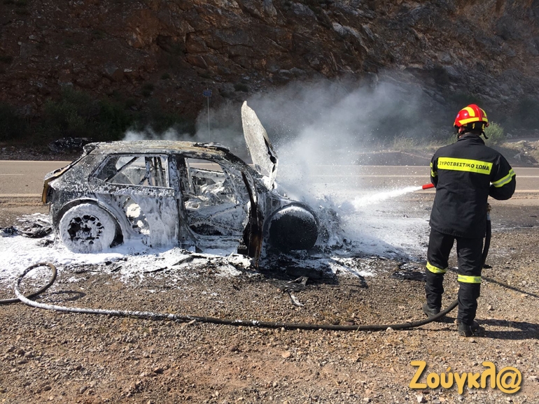 Ο πυροσβέστης προσπαθεί να σβήσει τη φωτιά στο Skoda Fabia R5 του Nikolay Gryazin
