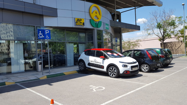 To C3 έξω από τιςε εγκαταστάσεις της Auteco στη λεωφόρο Αθηνών