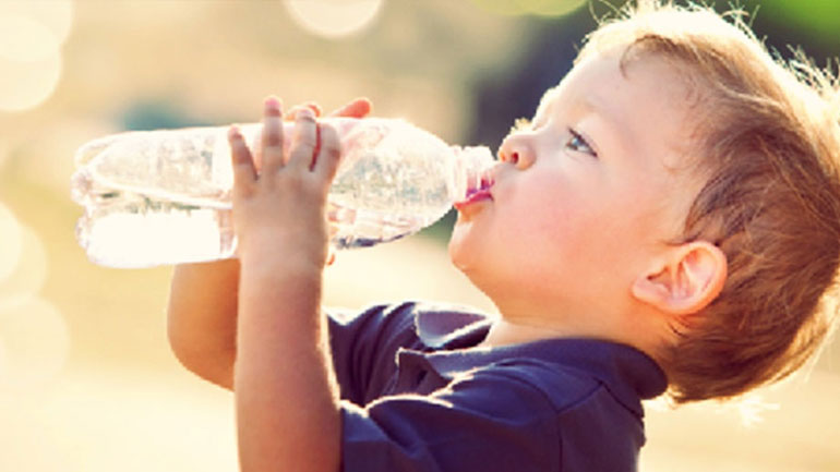 Να γιατί το παιδί πρέπει να πίνει πολύ νερό!