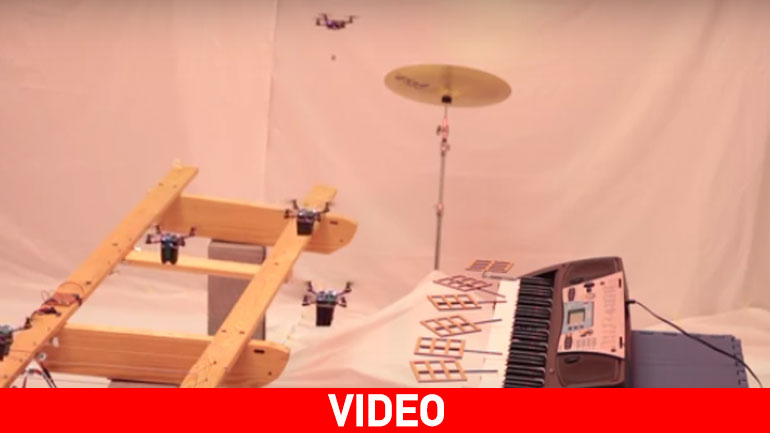 Μικρά ιπτάμενα ρομπότ παίζουν σαν συμφωνική ορχήστρα το κομμάτι του James Bond