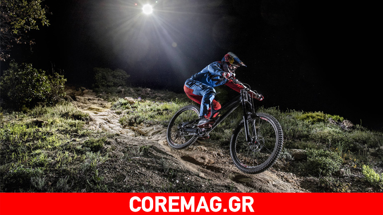 Night Chase: Ο Loïc Bruni κάνει downhill μέσα στη νύχτα