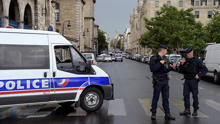 Η δήμαρχος του Παρισιού χαιρετίζει την  «ψυχραιμία» της αστυνομίας στον καθεδρικό ναό της Παναγίας των Παρισίων