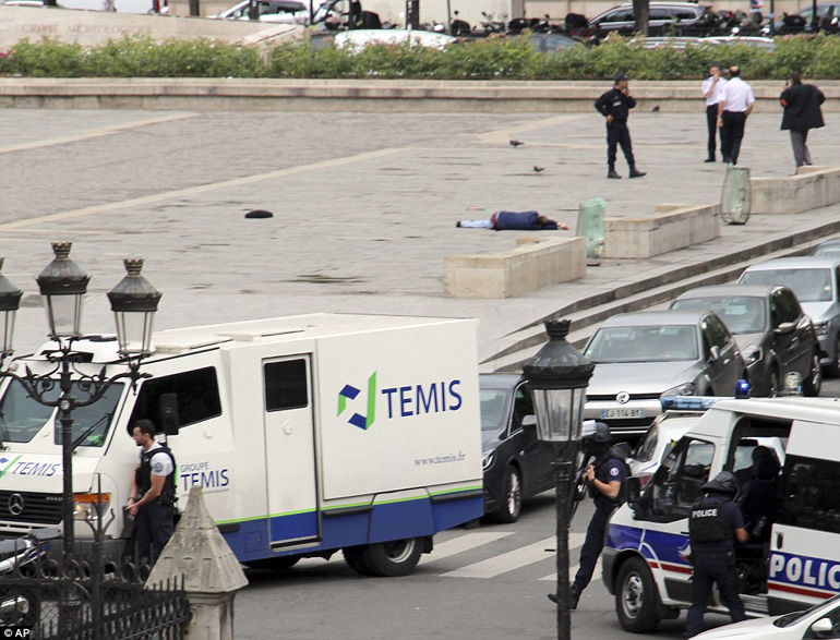 Ο δράστης κείτεται τραυματισμένος στο έδαφος, έχοντας δεχτεί πυρά από τους αστυνομικούς