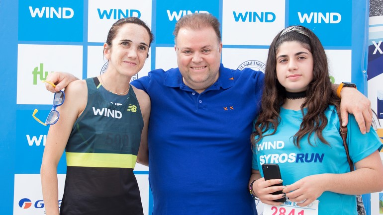Ο Γ. Τσαπρούνης, Δ/ντης Εταιρικών Σχέσεων της WIND Hellas με δύο αθλήτριες του Syros Run