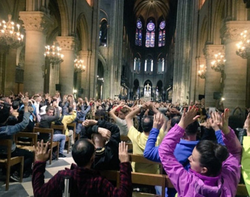 Οι τουρίστες κλείστηκαν εντός του Ιερού Ναού, με εντολή της αστυνομίας
