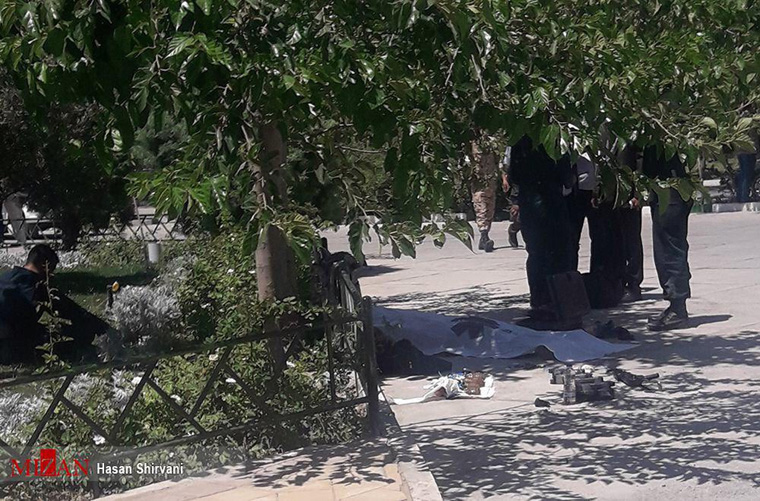 Το πτώμα ενός εκ των ενόπλων κείτεται στο έδαφος