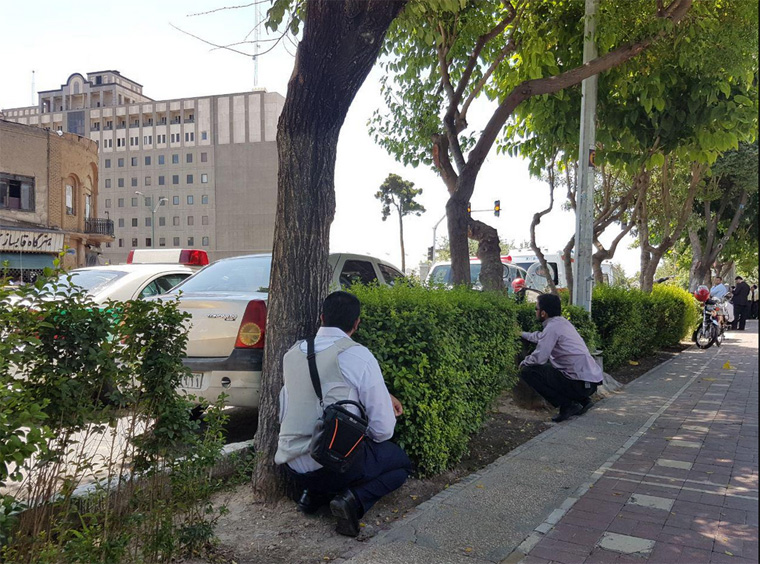 Πανικόβλητοι πολίτες έξω από το Κοινοβούλιο