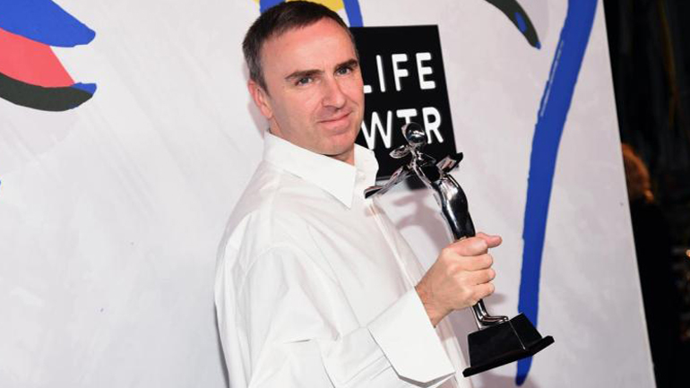 Ο Ραφ Σίμονς αναδείχθηκε Σχεδιαστής της Χρονιάς στην τελετή απονομής των CFDA