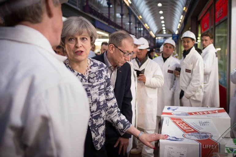 Η Μέι, επισκέφθηκε την Αγορά Smithfield του κεντρικού Λονδίνου συνοδευόμενη από τον σύζυγό της Φίλιπ